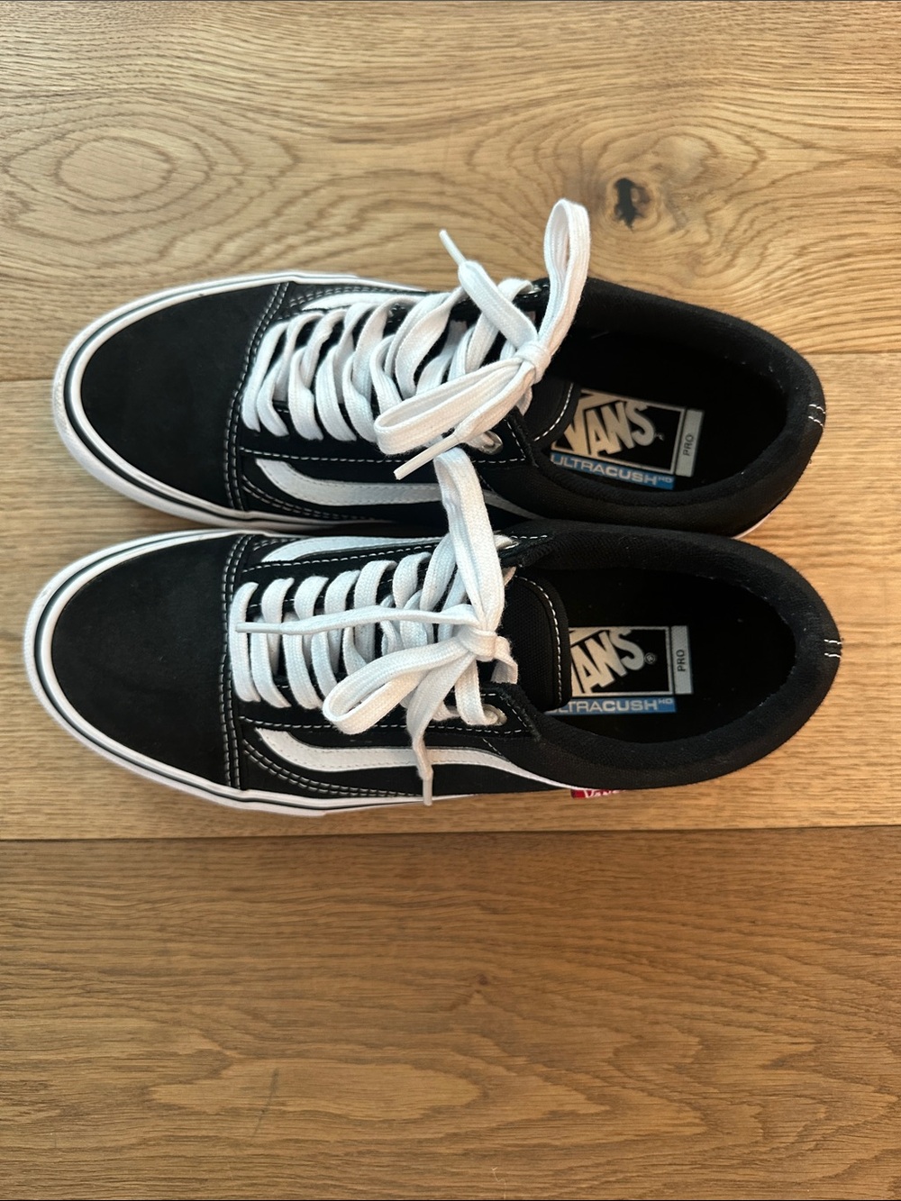 Vans Black & White Old Skool Sneakers. 
Mens 81/2 also fit women size 10